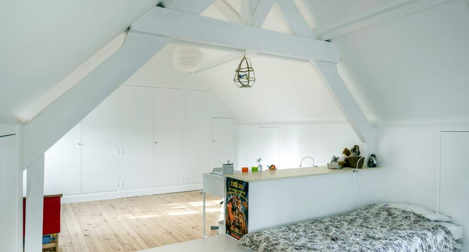 découvrez nos conseils et solutions astucieuses pour un aménagement de combles à petit prix. optimisez votre espace sous les toits sans dépasser votre budget !