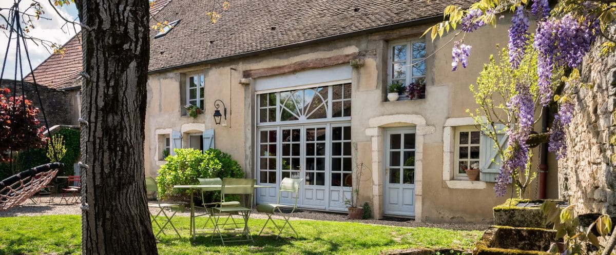 découvrez tout ce qu'il faut savoir sur le coût de la rénovation d'une ferme : prix moyens, facteurs influençant le budget, astuces pour économiser et conseils d'experts pour réussir votre projet.