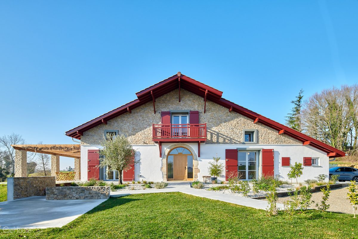 découvrez tout ce qu'il faut savoir sur le coût de la rénovation d'une ferme : estimation des prix, facteurs influençant le budget et conseils pour optimiser vos travaux.