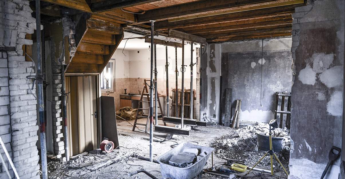 découvrez tout ce qu'il faut savoir sur le coût de rénovation d'une maison : conseils, estimation des prix, exemples de budgets et astuces pour optimiser vos travaux en 2024.