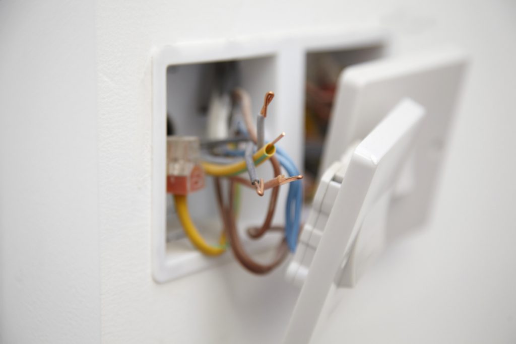 découvrez comment rénover et sécuriser l'électricité d'une maison ancienne. conseils, normes, astuces et solutions pour une installation électrique adaptée et conforme.