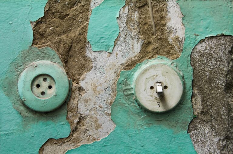 découvrez tout ce qu’il faut savoir sur l’électricité dans une maison ancienne : conseils, diagnostics, sécurité et astuces pour rénover ou mettre aux normes votre installation électrique.