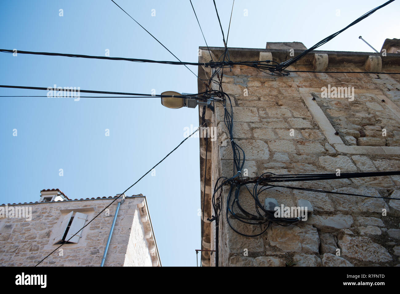 découvrez nos conseils pour remettre aux normes l’électricité d’une maison ancienne : mise en sécurité, rénovation du tableau électrique, estimation des coûts et règles à respecter pour votre habitation.