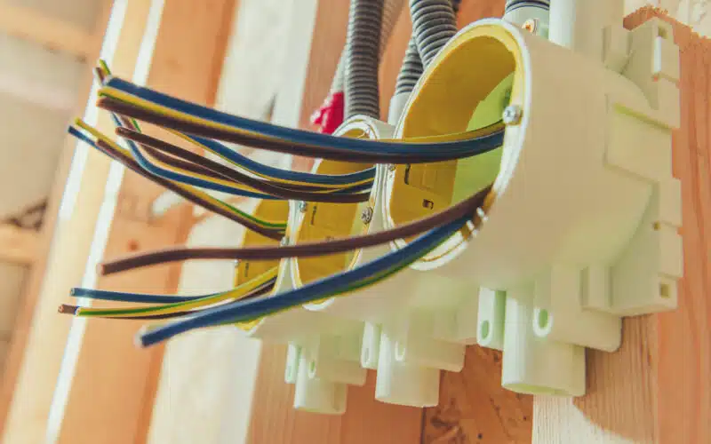 découvrez tout ce qu'il faut savoir sur l'électricité dans une maison ancienne : conseils, diagnostic, mise aux normes et sécurité pour rénover votre installation électrique en toute sérénité.