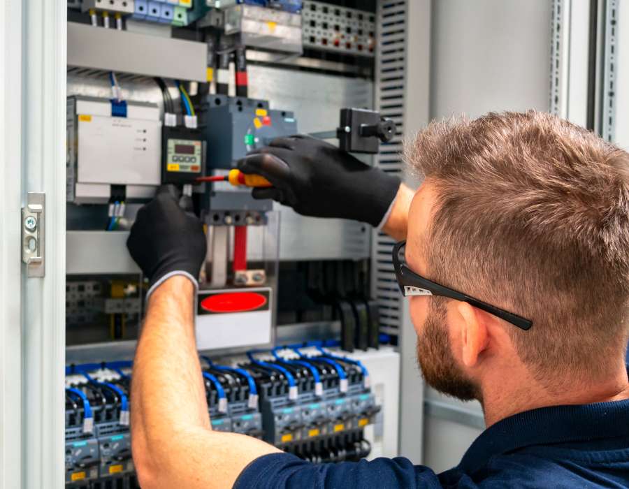 découvrez comment assurer la sécurité électrique de votre maison tout en profitant des dernières innovations pour un habitat moderne et connecté.