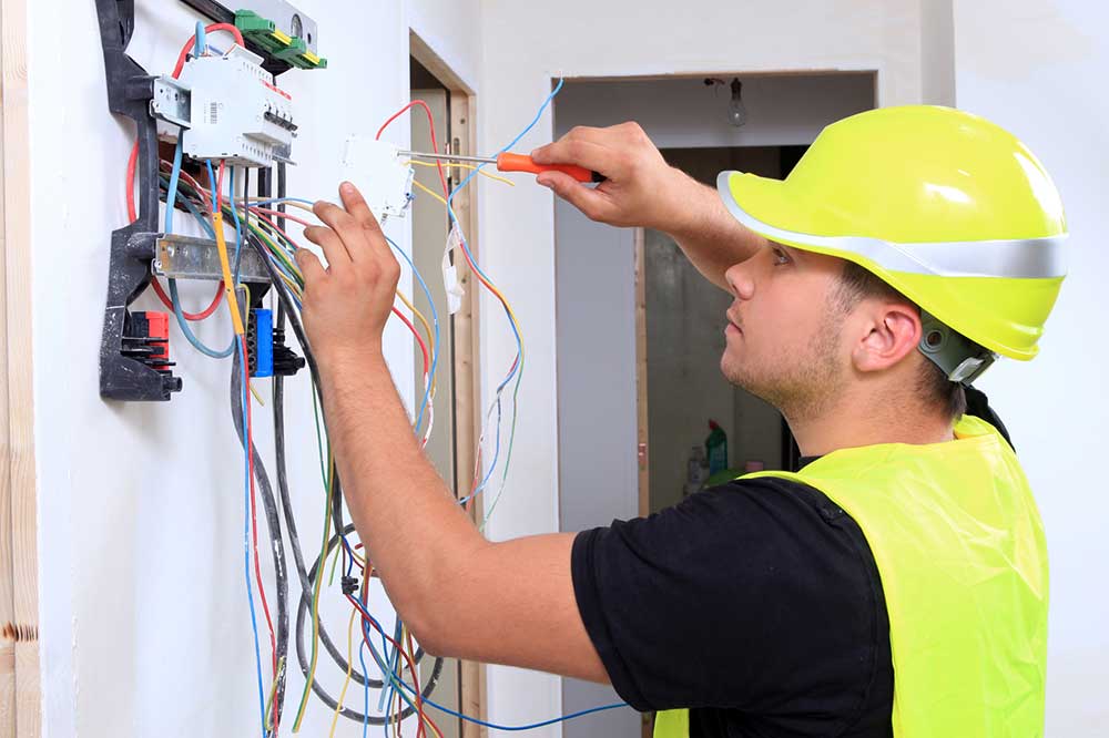 découvrez nos conseils pour estimer au mieux le budget de la rénovation électrique de votre logement. astuces, prix moyens et étapes clés pour réussir vos travaux d'électricité sans mauvaises surprises.