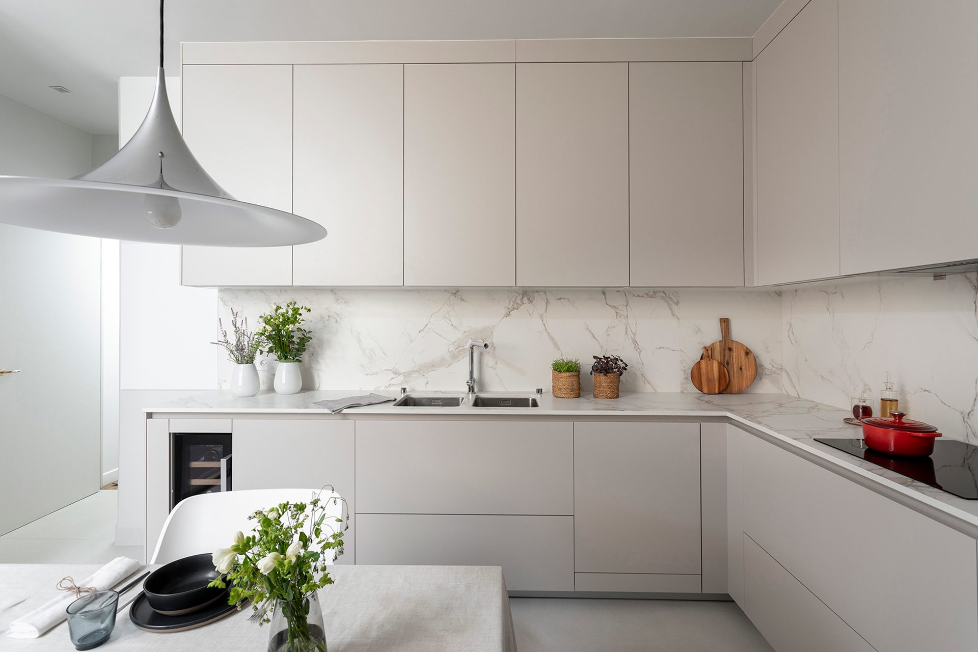 confiez la rénovation de votre cuisine à paris à des experts ! découvrez nos solutions sur mesure, un accompagnement personnalisé et des réalisations modernes pour transformer votre espace culinaire.