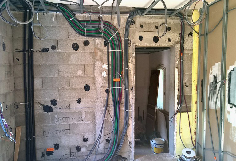 découvrez nos conseils et solutions pour réussir la rénovation électrique de votre maison en toute sécurité. optimisez votre installation et respectez les normes grâce à nos experts.