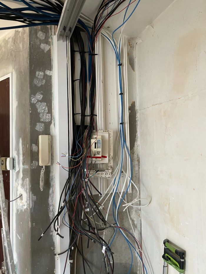 découvrez nos conseils et étapes clés pour réussir votre rénovation électrique en toute sécurité. optimisez votre installation, respectez les normes et gagnez en confort au quotidien.