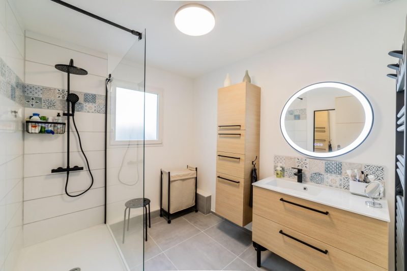 découvrez nos conseils et astuces pour réussir la rénovation de votre salle de bain. idées de design, choix des matériaux et étapes clés pour transformer votre espace selon vos envies et votre budget.