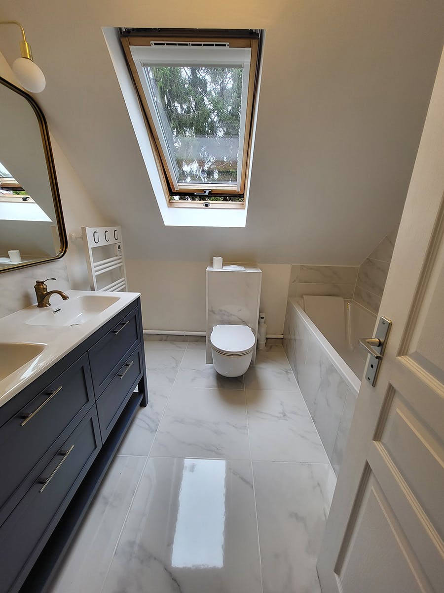 découvrez le prix au m² pour la rénovation d'une salle de bain : astuces, conseils et fourchettes de tarifs pour estimer votre budget et réussir vos travaux.