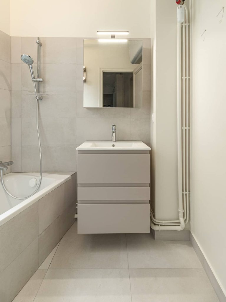 besoin de rénover votre baignoire à paris ? profitez d’un service rapide, professionnel et sur-mesure pour redonner éclat et modernité à votre salle de bain. demandez votre devis gratuit !