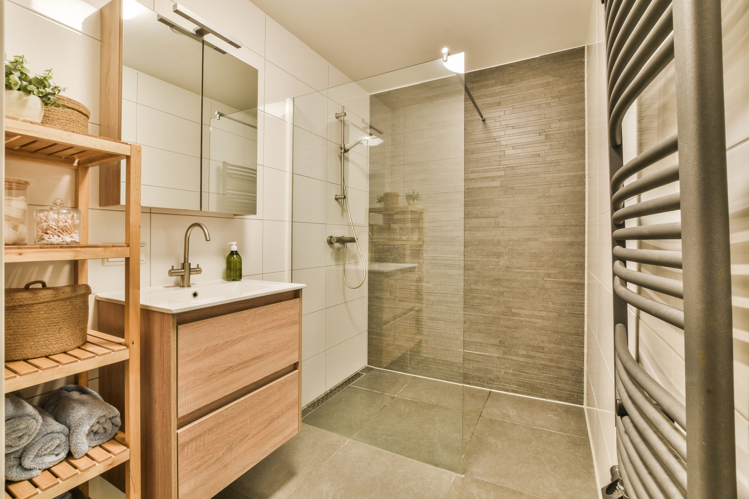 découvrez comment aménager une salle d'eau tendance et économique avec des idées de décoration modernes, des astuces gain de place et des conseils pour optimiser votre budget sans compromis sur le style.