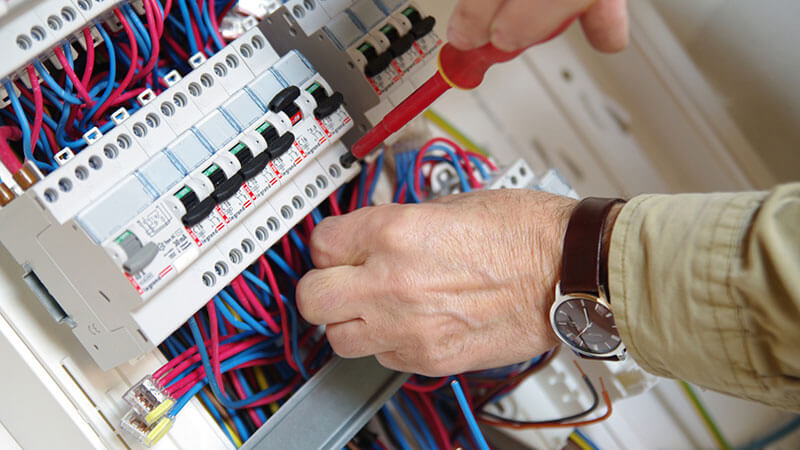 découvrez les tarifs pour la rénovation électrique : prix au m², coûts des travaux, conseils pour bien évaluer votre budget et choisir le bon électricien pour votre projet de rénovation.