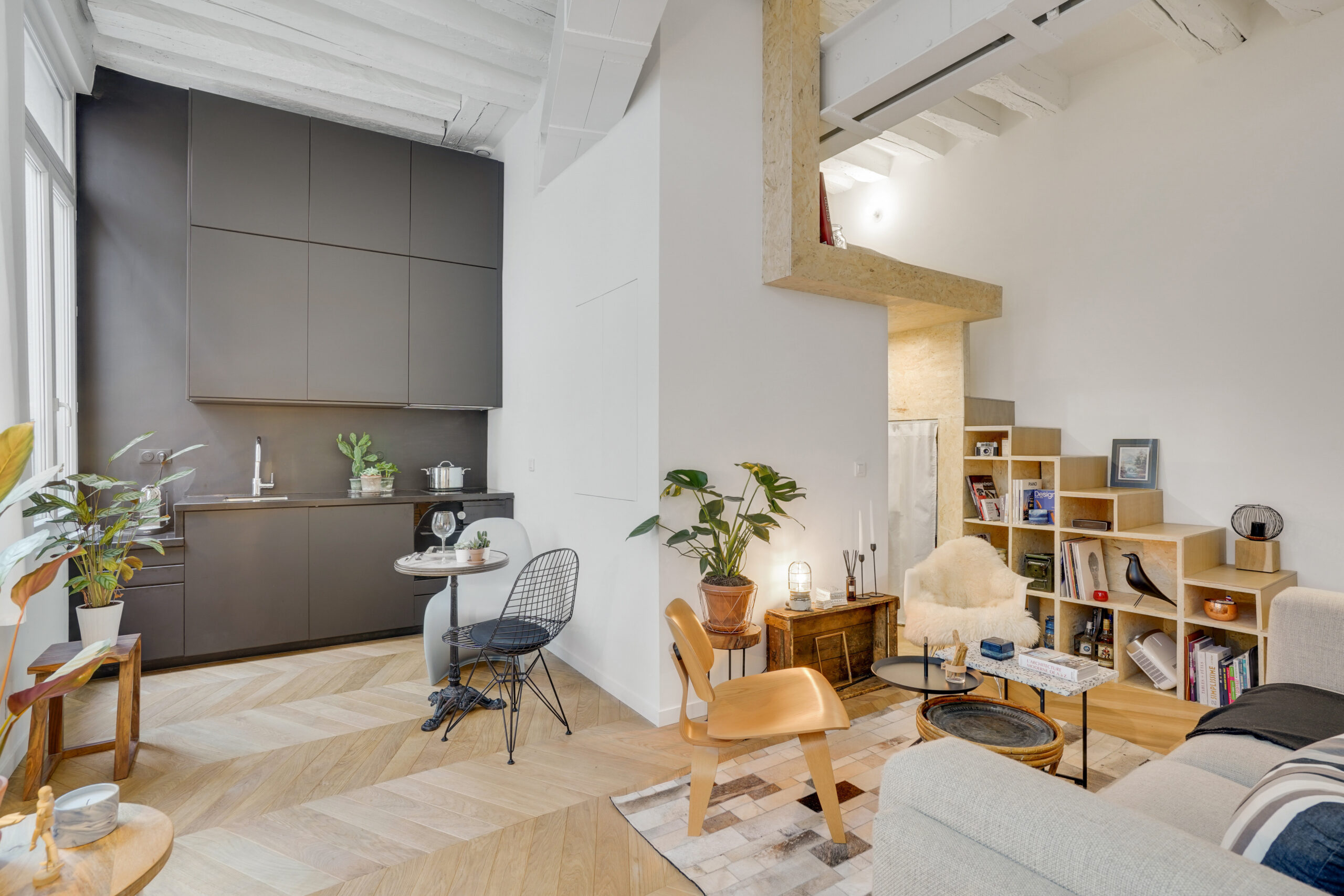 architecte spécialisé en rénovation de studios à paris, créant des espaces fonctionnels et modernes adaptés à vos besoins.