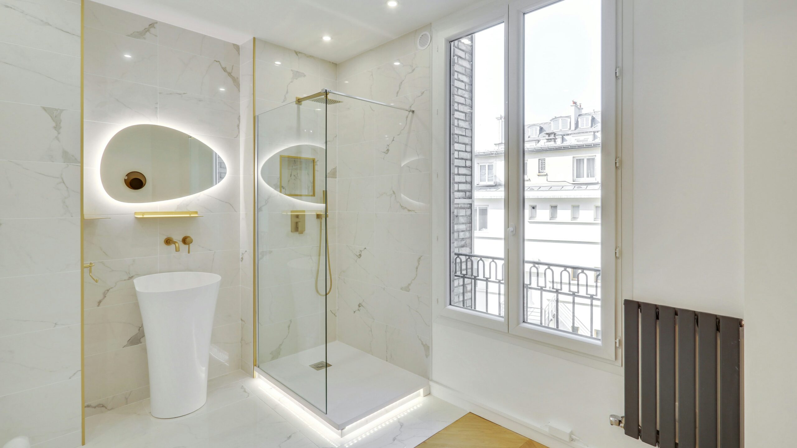 découvrez le coût moyen de la rénovation d'une salle de bain au m², astuces pour optimiser votre budget et conseils pour un projet réussi.