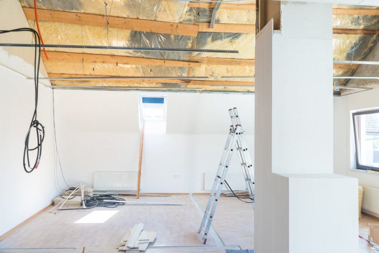 découvrez l'importance de la sécurité électrique au plafond, les normes à respecter et la valeur ajoutée d'une installation fiable pour votre logement ou local professionnel.
