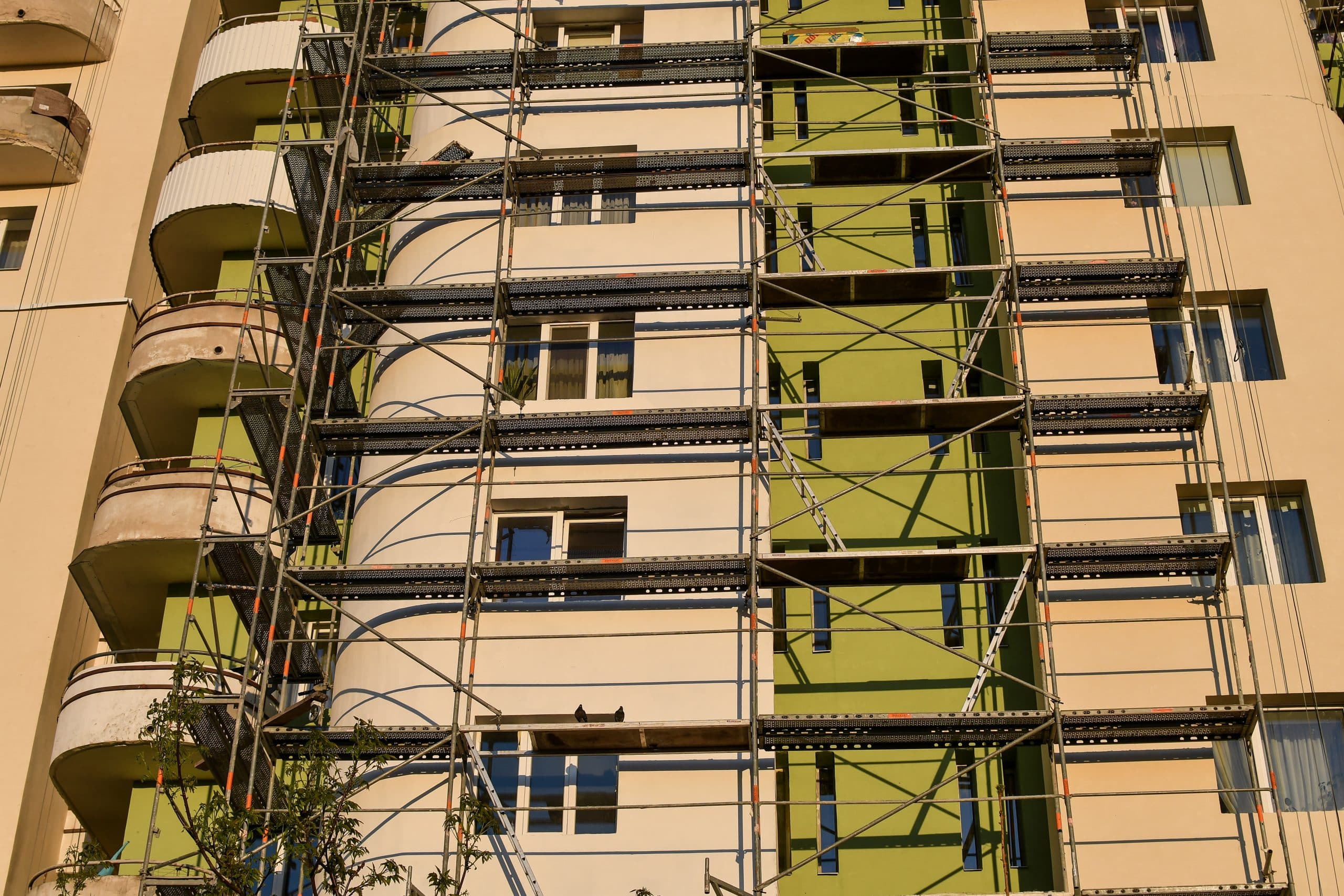 découvrez comment maîtriser le budget de la rénovation de votre immeuble avec nos conseils pour estimer les prix et optimiser les coûts.