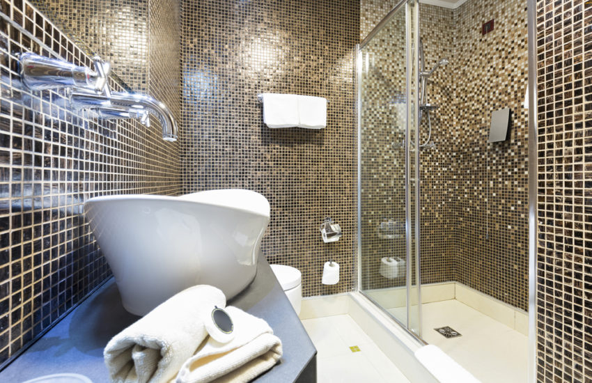 découvrez le prix moyen pour la rénovation d'une salle de bain de 5m2 : coûts détaillés, astuces pour économiser et conseils pour réussir vos travaux.