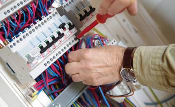 découvrez comment refaire l'électricité de votre maison pour améliorer votre confort et augmenter la valeur de votre bien immobilier en toute sécurité.