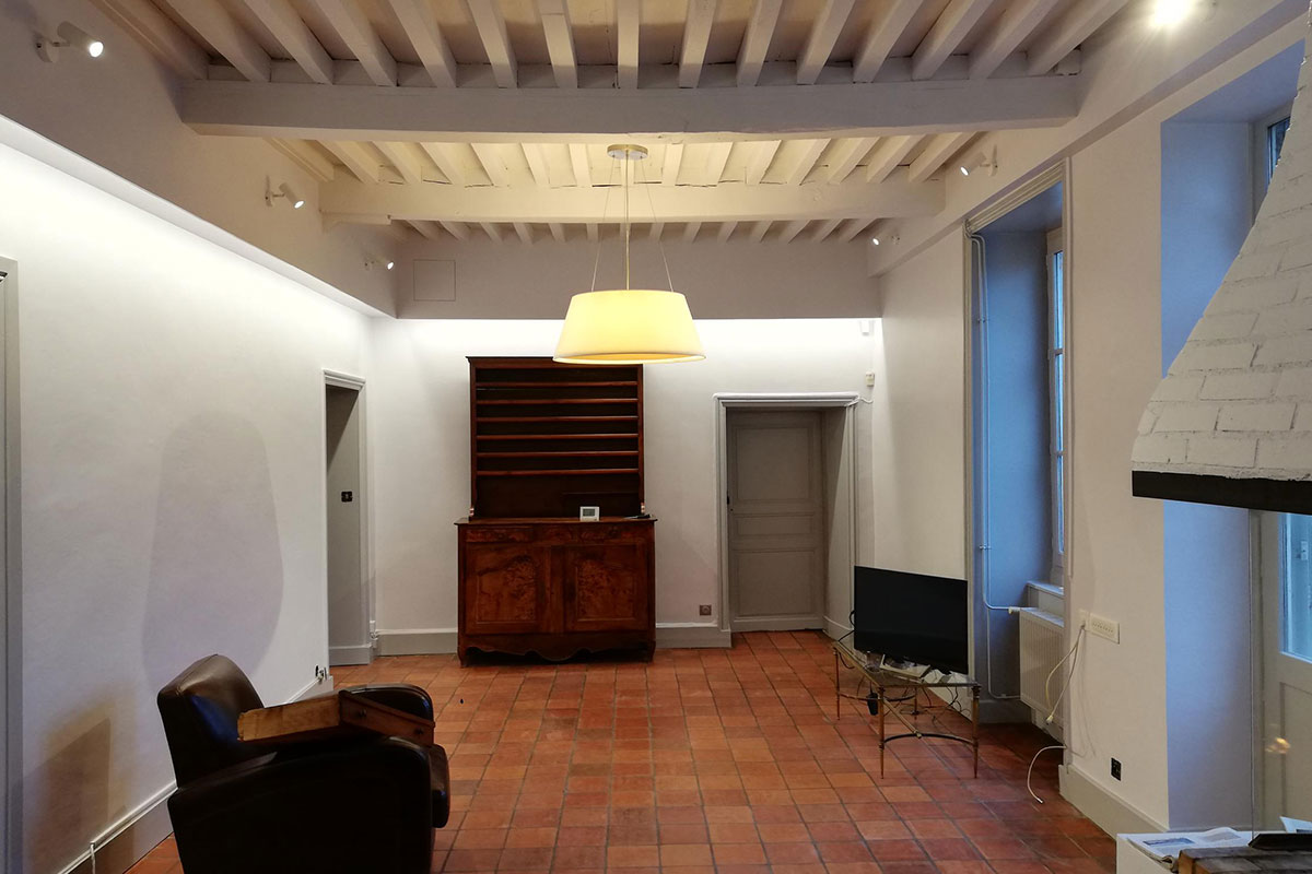 découvrez nos conseils et solutions pour réussir la rénovation électrique de votre maison en toute sécurité. modernisez votre installation, respectez les normes et améliorez votre confort au quotidien.