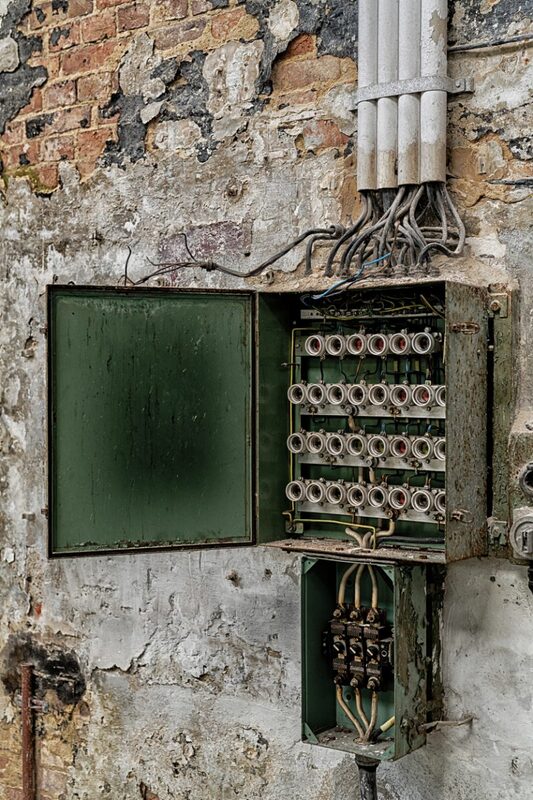 assurez la sécurité et le confort de votre maison grâce à une rénovation électrique professionnelle et conforme aux normes actuelles.