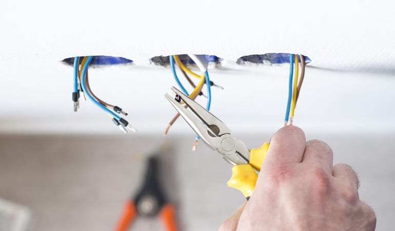 découvrez comment rénover l'électricité de votre maison à petit prix grâce à nos conseils pratiques et astuces économiques pour un chantier sûr et efficace.